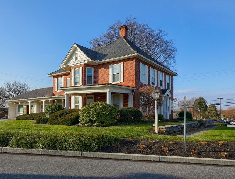 More Photos Of 780 Eden Rd, Lancaster Unknown For Lease
