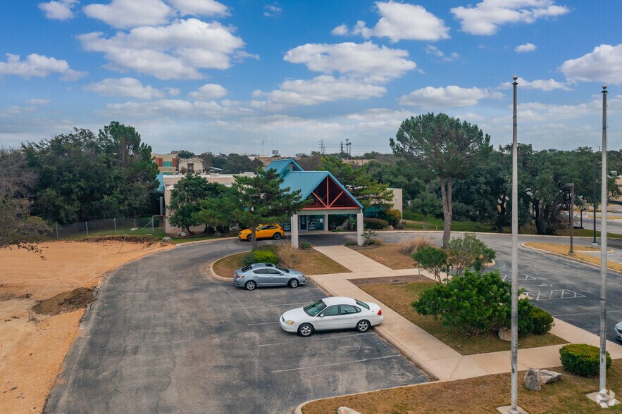 More Photos Of 5818 Farinon Dr, San Antonio Unknown For Lease