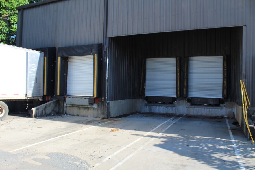 More Photos Of 320 S Industrial Blvd, Calhoun Manufacturing For Lease