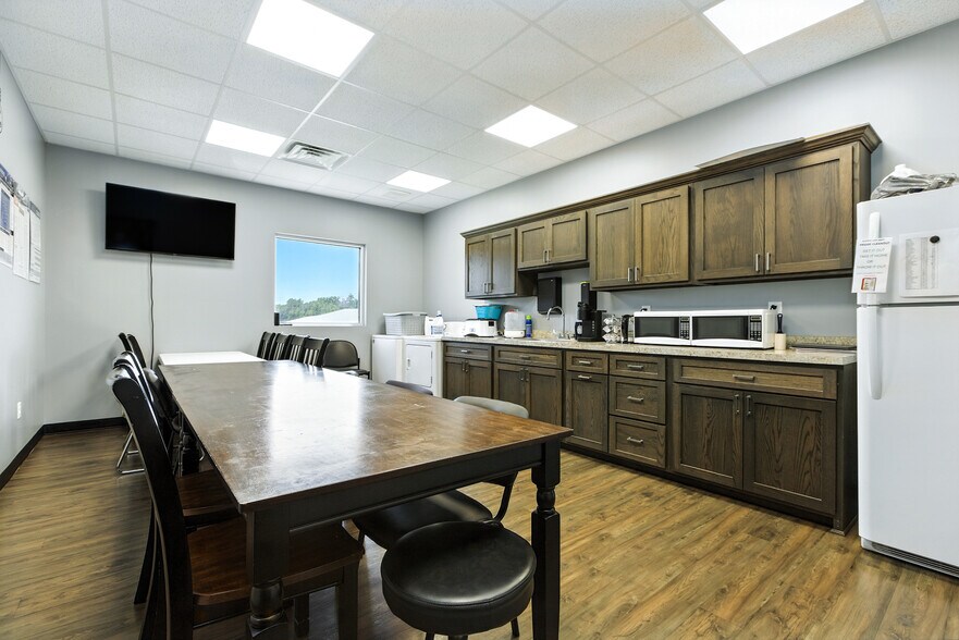 More Photos Of 2221 John Williams Blvd, Bedford Office For Sale