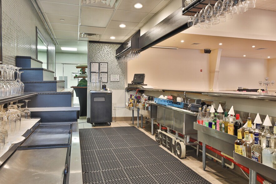 More Photos Of 15301 Gulf Fwy, Houston Freestanding For Sale