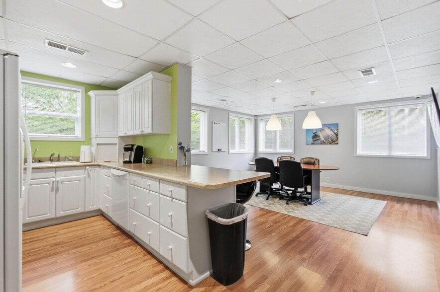 More Photos Of 7731 Traders Ln, Indianapolis Office For Sale