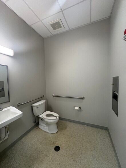 More Photos Of 101 E Market St, Smithfield Office For Lease