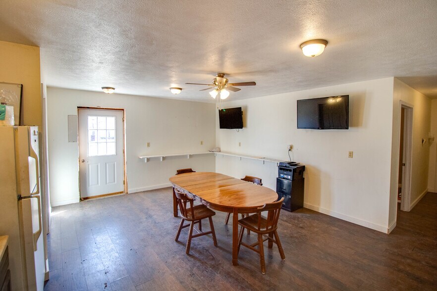 More Photos Of 200 Mounts st, Carlinville Industrial For Sale