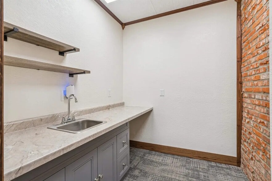 More Photos Of 118 W Mission St, Strawberry Point Loft Creative Space For Lease