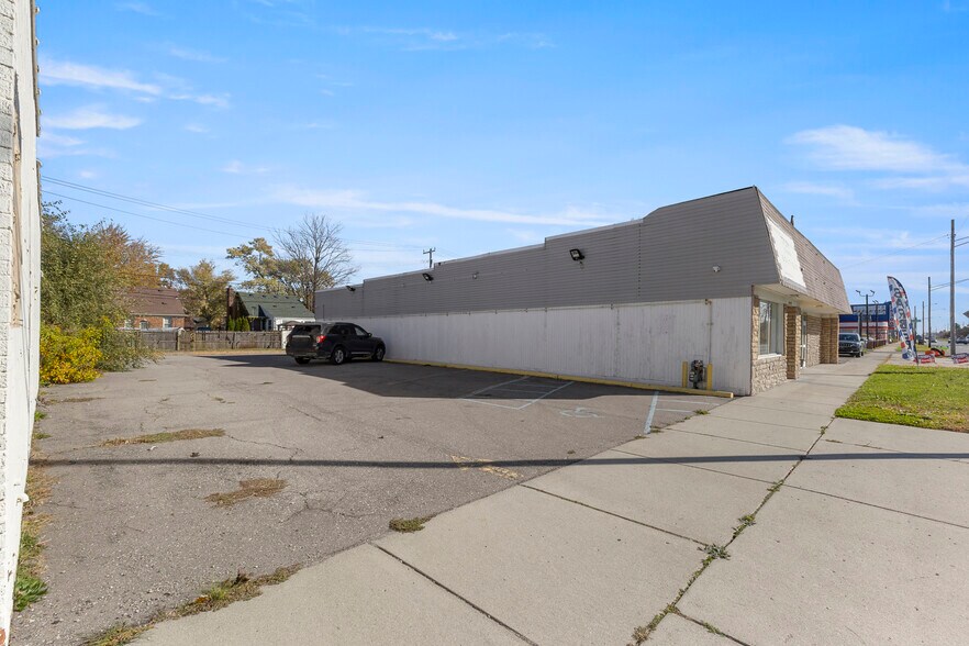 More Photos Of 25420 Grand River ave, Redford Twp Service Station For Lease