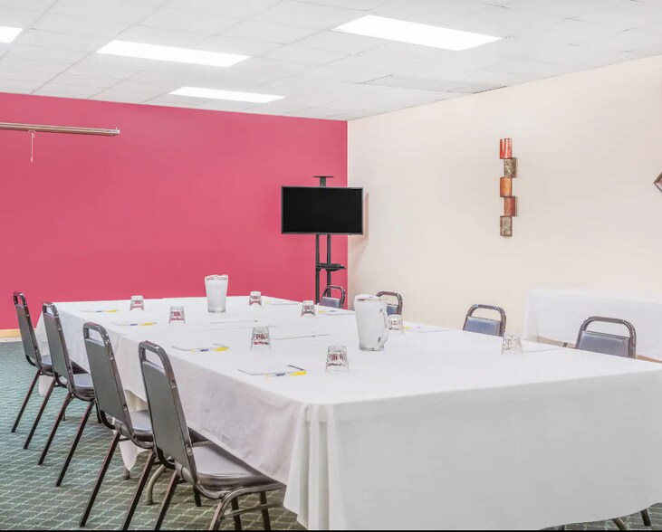 More Photos Of 52601 Holiday Dr, Saint Clairsville Hotel For Sale