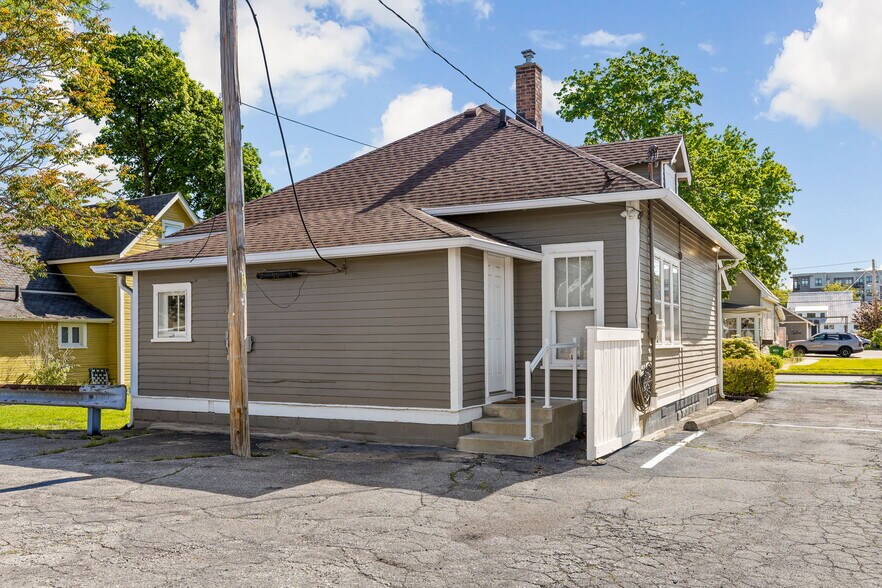 More Photos Of 6408 N Carrollton Ave, Indianapolis Office For Sale