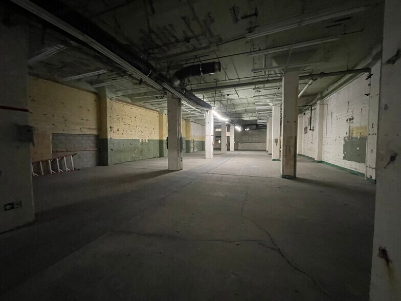 More Photos Of 7000 Romaine St, Los Angeles Showroom For Lease