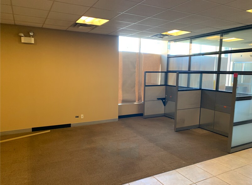 More Photos Of 3948-3954 N Sheridan Rd, Chicago Bank For Lease