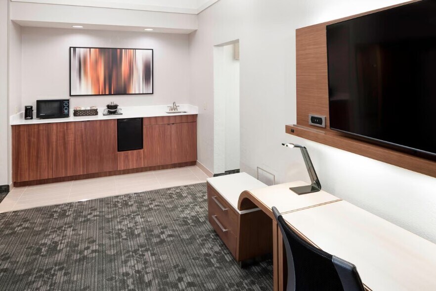 More Photos Of 451 Creighton Rd, Pensacola Hotel For Sale