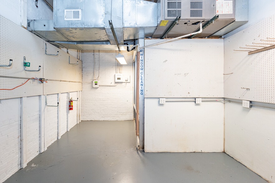 More Photos Of 4616 W Fullerton Ave, Chicago Light Manufacturing For Sale