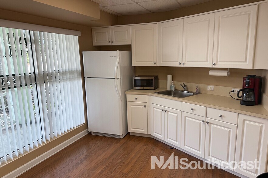 More Photos Of 612-616 SE Dixie Hwy, Stuart Office For Lease
