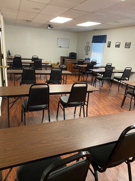 More Photos Of 1939 Goldsmith Ln, Louisville Medical For Lease