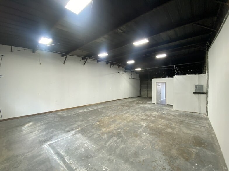 More Photos Of 13329 Veterans Memorial Dr, Houston Unknown For Lease