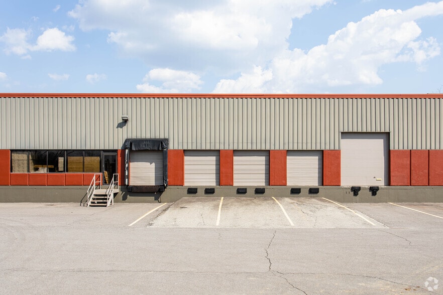 More Photos Of 1101-1114 Parkway View Dr, Pittsburgh Light Distribution For Lease