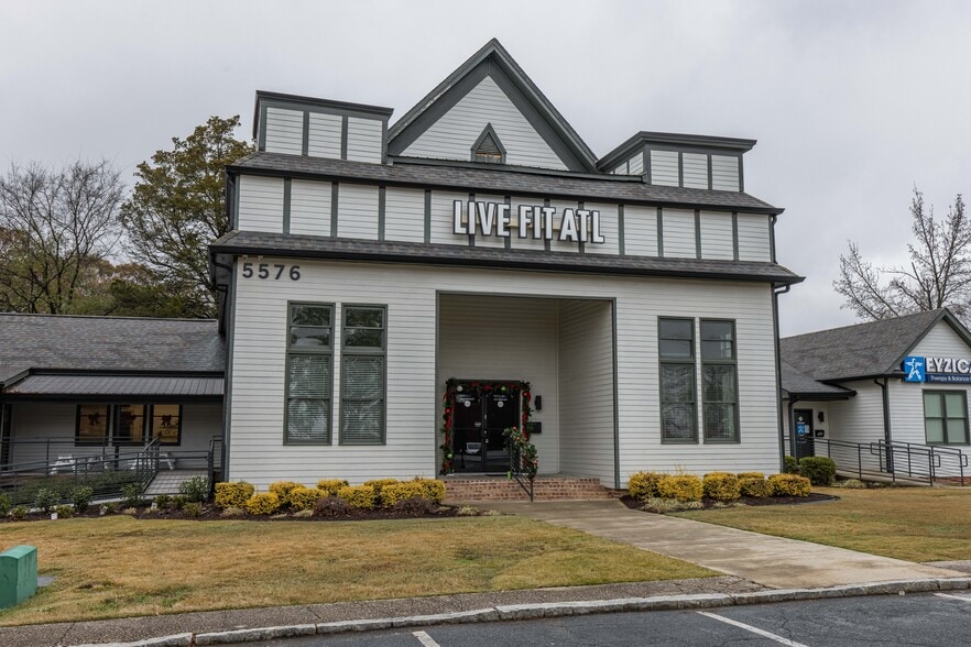 More Photos Of 5576 Peachtree Rd, Atlanta General Retail For Lease