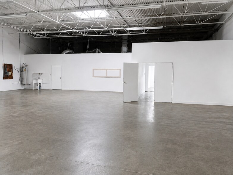 More Photos Of 10801 Brooklet Dr, Houston Warehouse For Lease