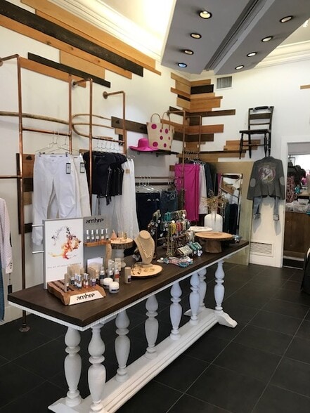 More Photos Of 602-612 S Pineapple Ave, Sarasota Storefront For Lease