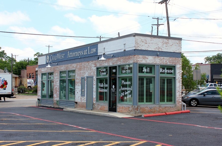 More Photos Of 900 W Davis St, Dallas Freestanding For Lease