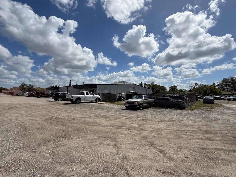 More Photos Of 1302 NE Pine Island Rd, Cape Coral Warehouse For Lease