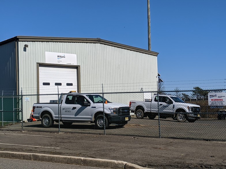 More Photos Of 100 Pike Rd, Mount Laurel Warehouse For Lease