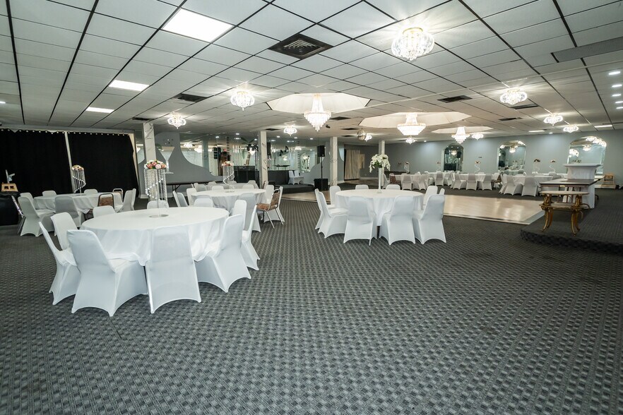 More Photos Of 10140 S Roberts Rd, Palos Hills Bar For Lease