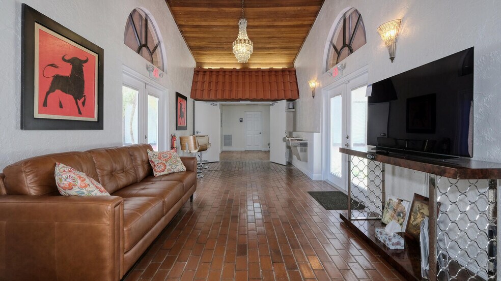 More Photos Of 2548-2550 First St, Fort Myers Loft Creative Space For Lease