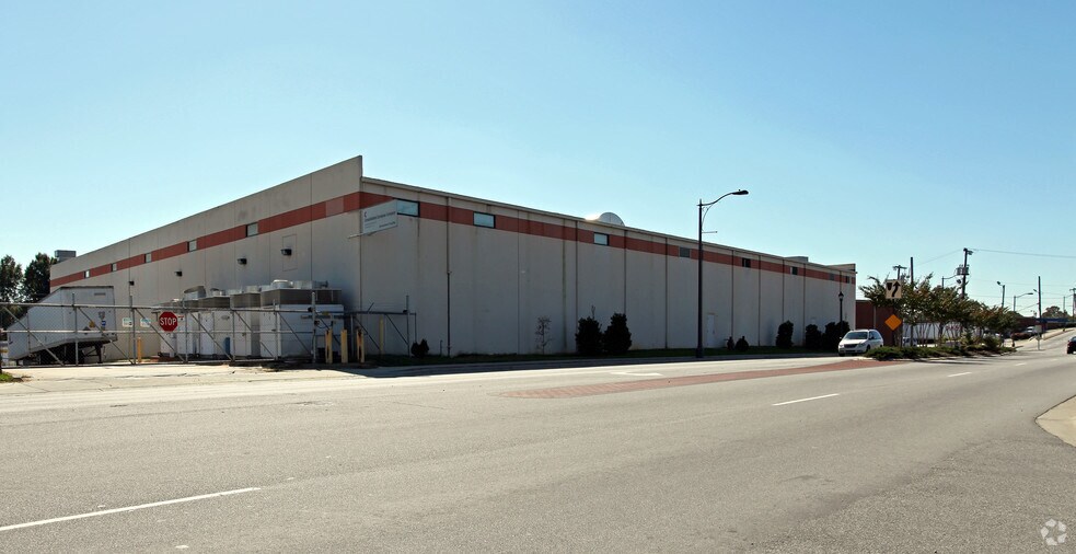 More Photos Of 2016-2024 E Market St, Greensboro Warehouse For Lease