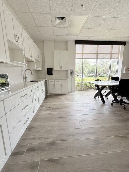 More Photos Of 5402 W Laurel St, Tampa Loft Creative Space For Sale