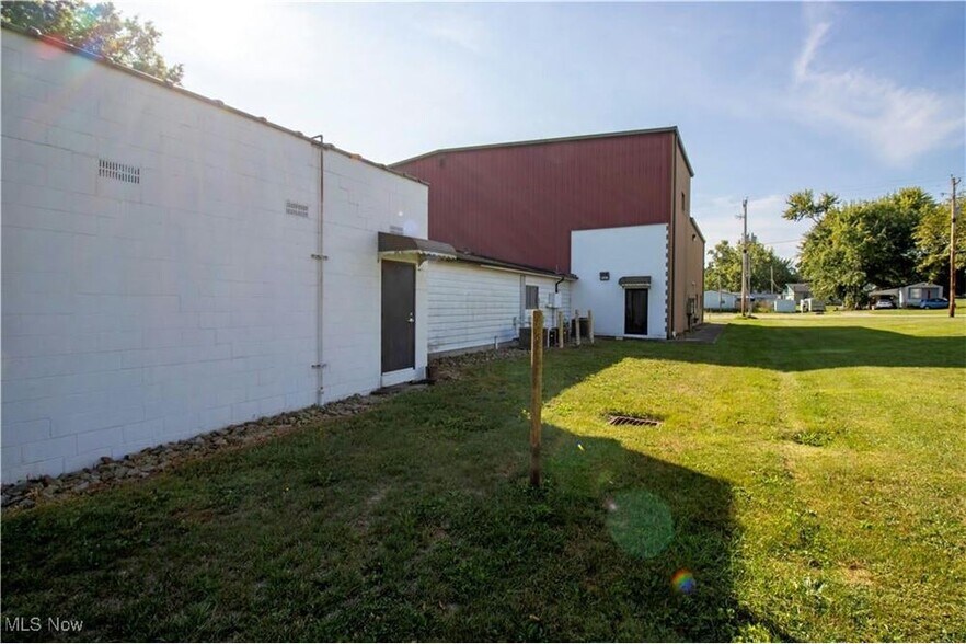 More Photos Of 390 E Wood St, Shreve Flex For Lease