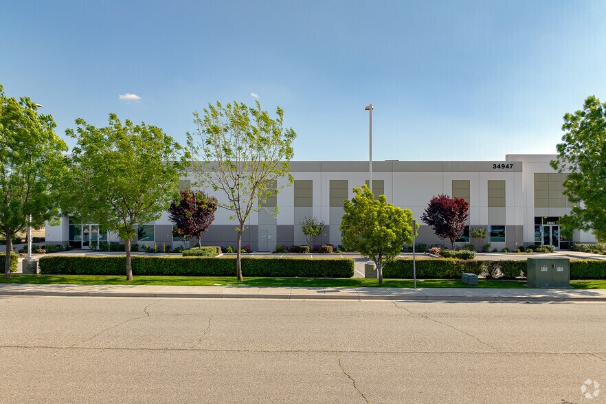 More Photos Of 34943-34947 Flyover Ct, Bakersfield Warehouse For Lease