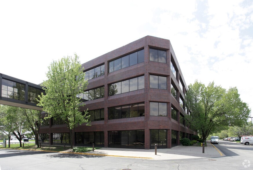 More Photos Of 700 E Butterfield Rd, Lombard Business Park For Lease