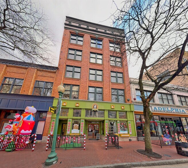 More Photos Of 222 Capitol St, Charleston Storefront Retail Office For Sale