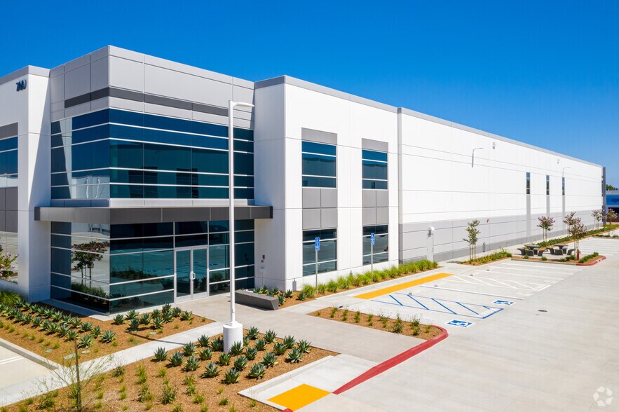 More Photos Of 650 E Dyer Rd, Santa Ana Warehouse For Lease