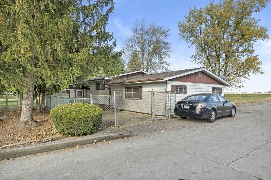 More Photos Of 311 E Corning Rd, Beecher Warehouse For Lease