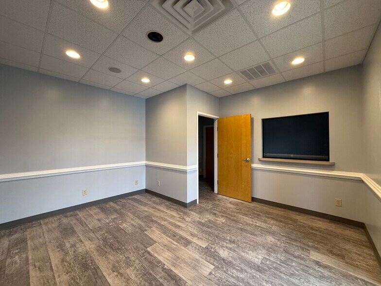 More Photos Of 2140 W Arlington Blvd, Greenville Medical For Lease