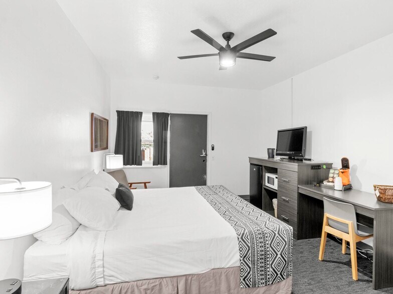 More Photos Of 475 W Main St, Escalante Hotel For Sale