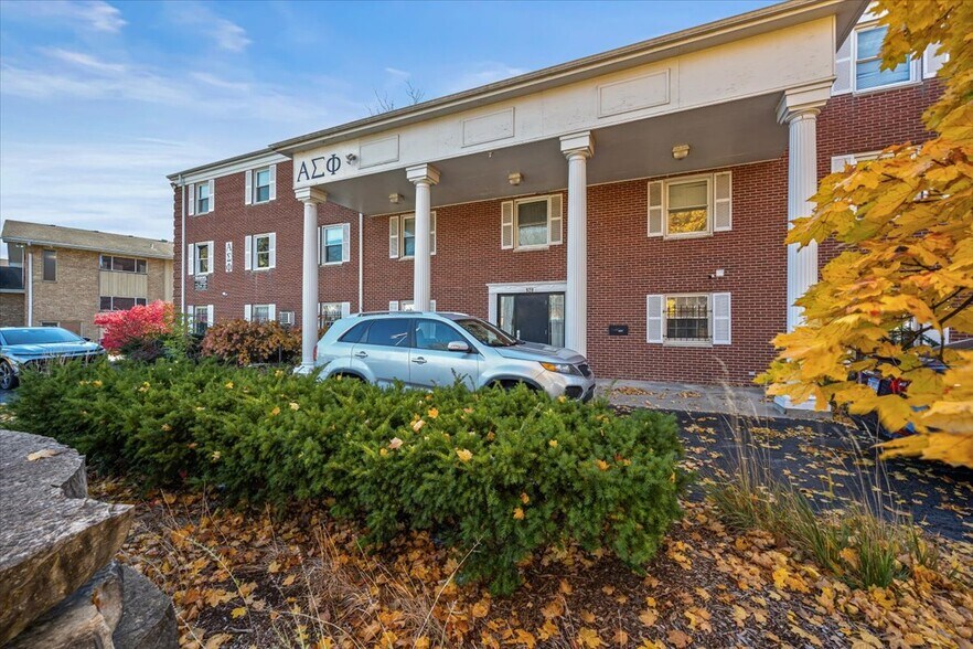 More Photos Of 928 W Hillcrest Dr, Dekalb Sorority Fraternity House For Sale