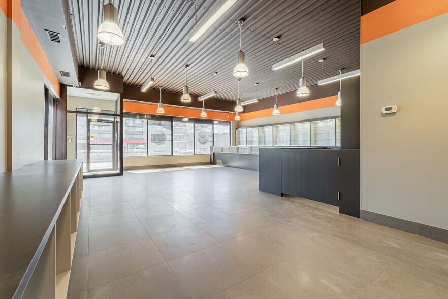 More Photos Of 5805 Boul Décarie, Montréal General Retail For Lease