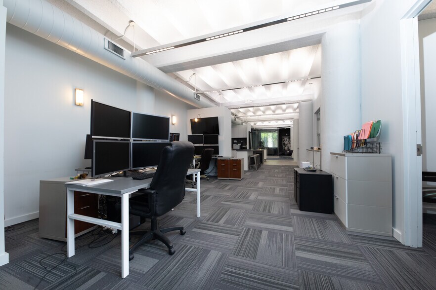 More Photos Of 401 W Superior St, Chicago Office For Lease