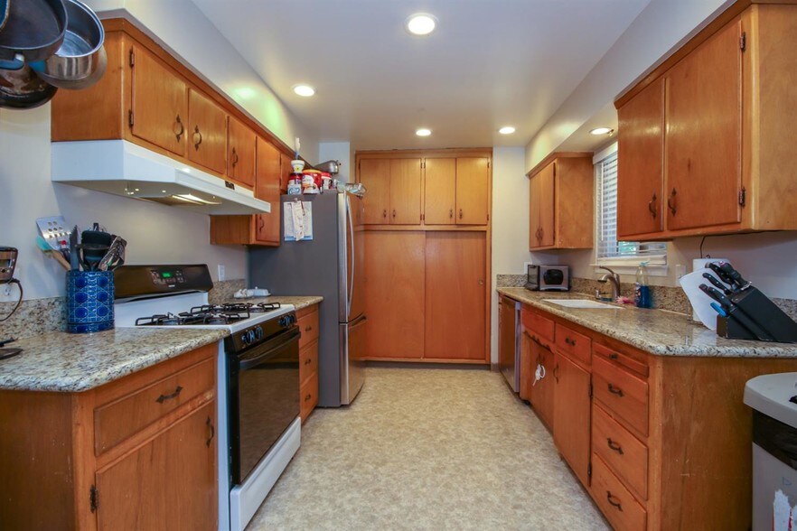 More Photos Of 1130 Circuit Dr, Roseville Apartments For Sale