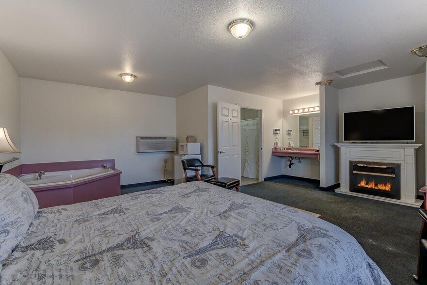 More Photos Of 718 Main St, Weaverville Hotel For Sale