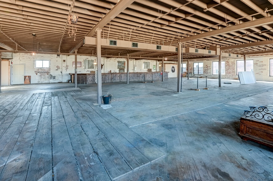More Photos Of 1400 Agnes Ave, Kansas City Warehouse For Lease
