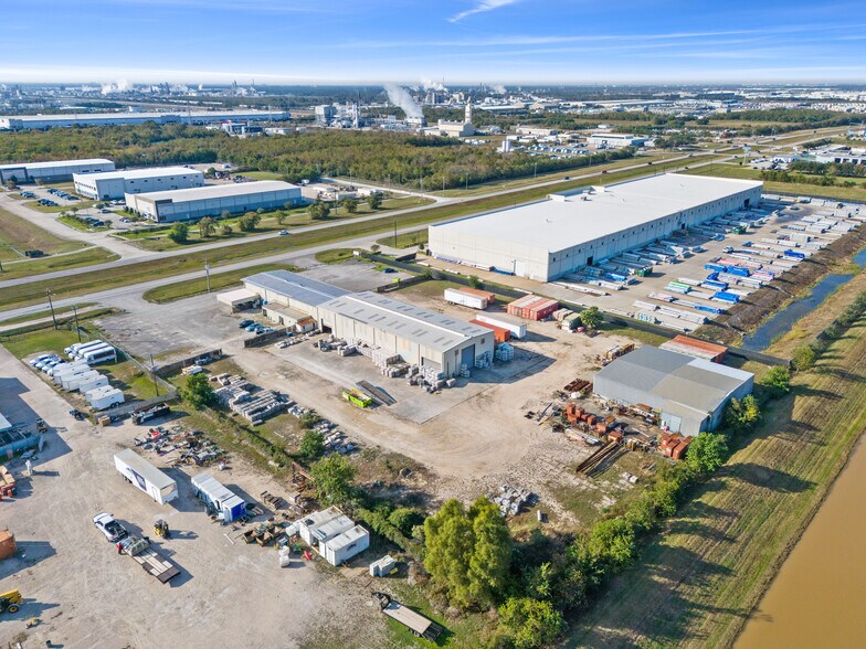 More Photos Of 11837 W Fairmont Pky, La Porte Warehouse For Lease