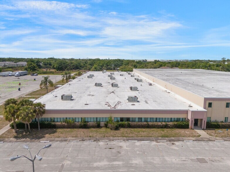 More Photos Of 100-106 Cattlemen Rd, Sarasota Distribution For Sale