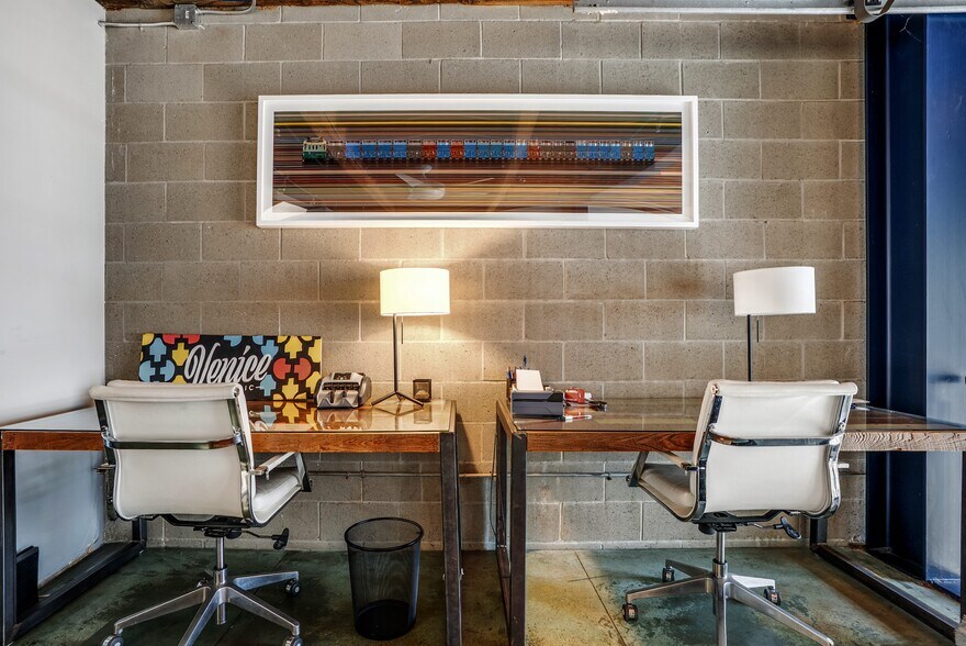 More Photos Of 2114 Narcissus Ct, Venice Office For Lease