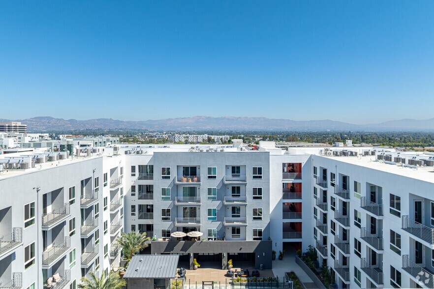 More Photos Of 21010 Erwin St, Woodland Hills Apartments For Lease