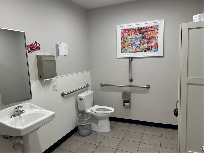 More Photos Of 4717 E McDowell Rd, Phoenix Office For Sale