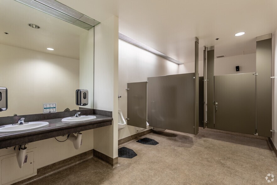 More Photos Of 1650 NW Naito Pky, Portland Office For Sale